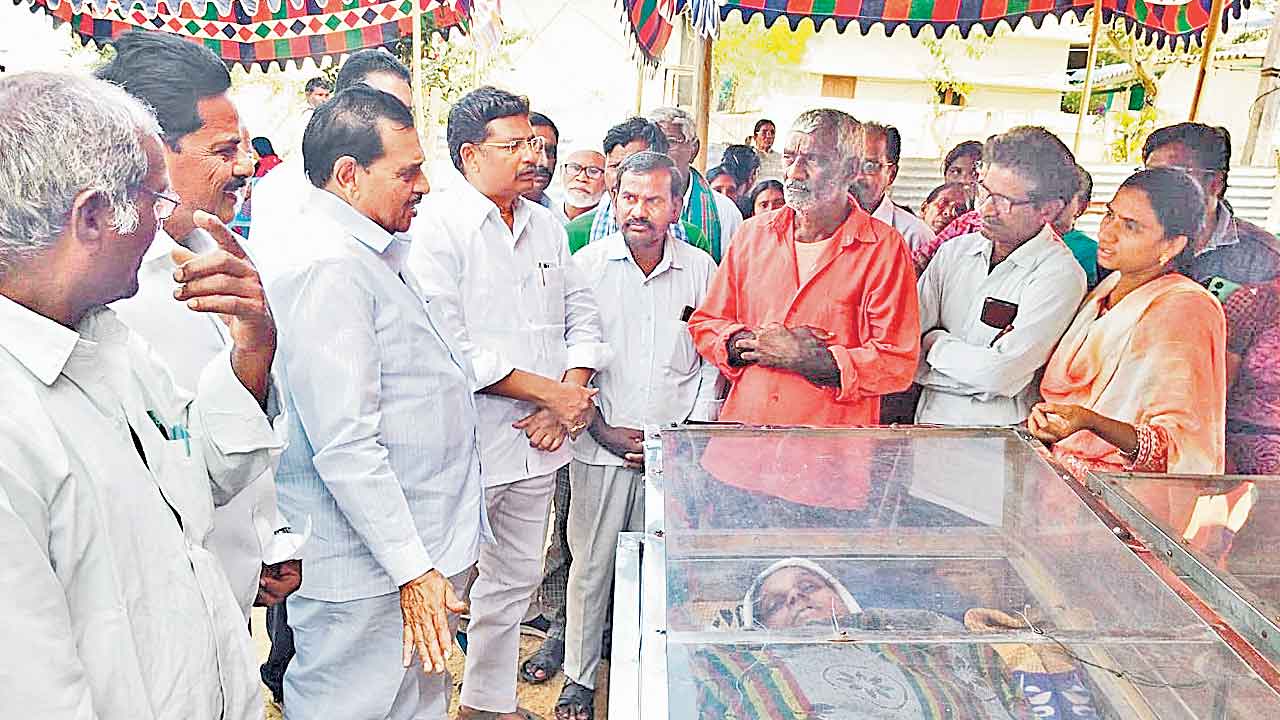 కడచూపునకు అనుమతించని పోలీసులు