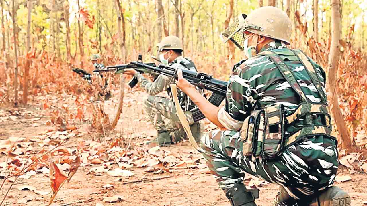 12 మంది నక్సల్స్‌ ఎన్‌కౌంటర్‌