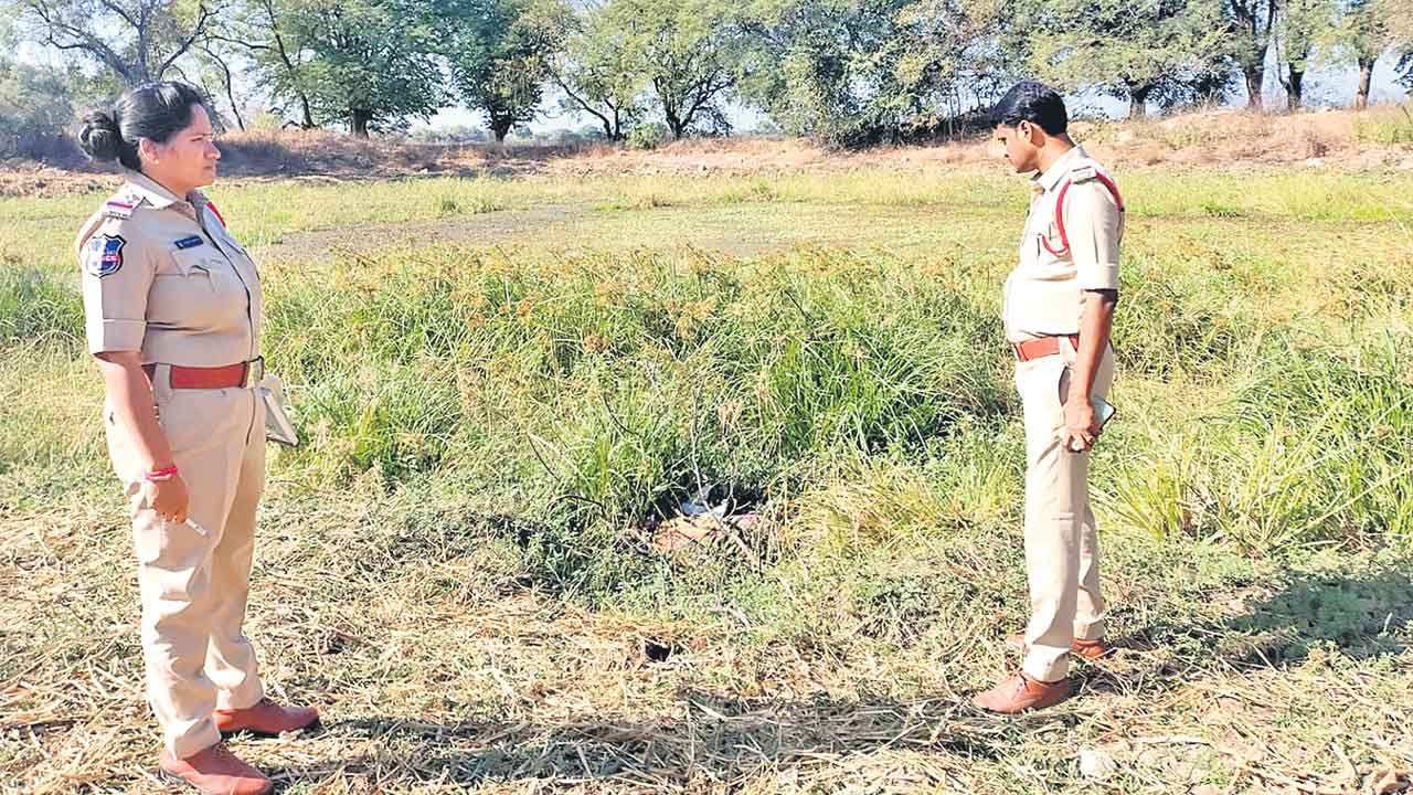 భర్తను చంపి.. గుడి కోనేరులో పడేసి