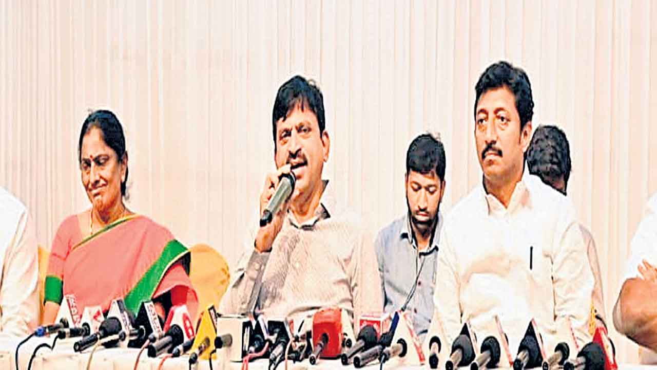 దశలవారీగా హామీల అమలు 