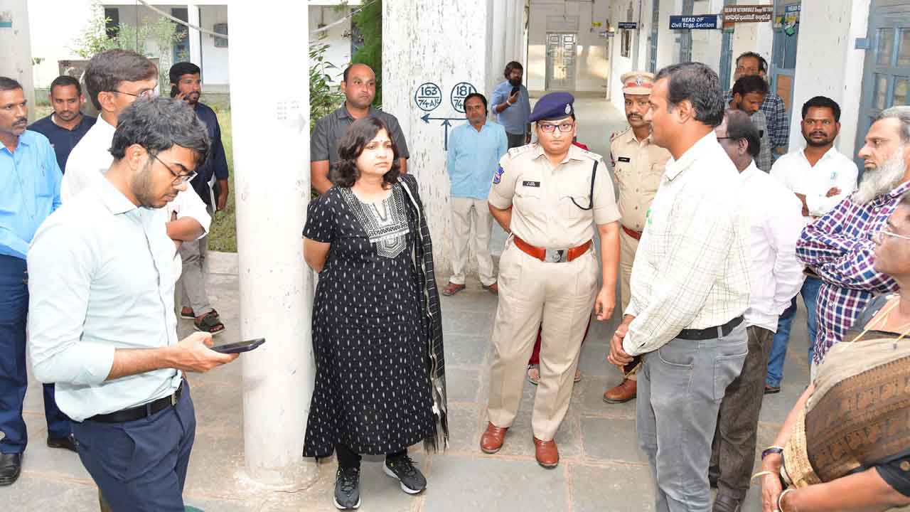 బాలికల బాత్‌రూంలో.. కెమెరా కలకలం