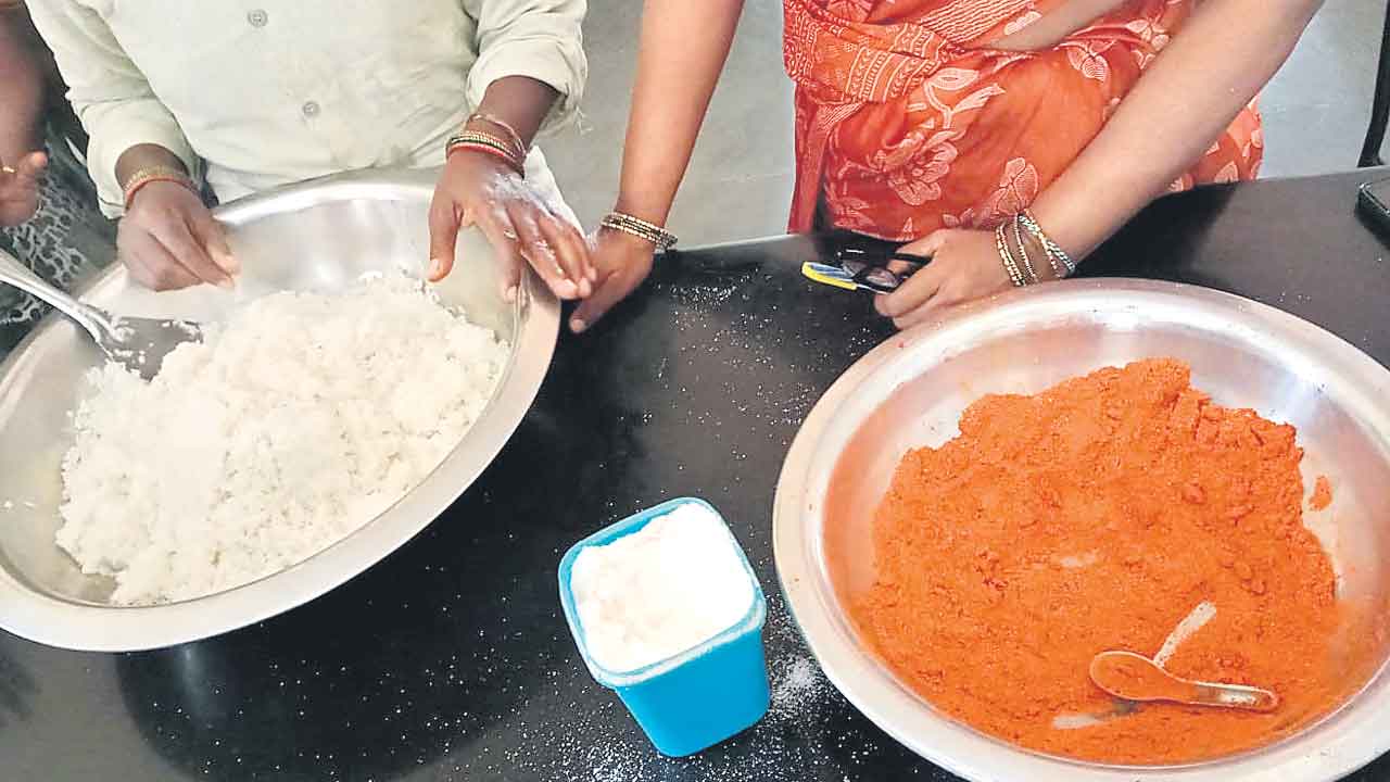 Telangana | మహాత్మాగాంధీ వర్సిటీలో గొడ్డుకారం అన్నమే బ్రేక్‌ఫాస్ట్‌.. ఫొటోలు వైరల్‌!