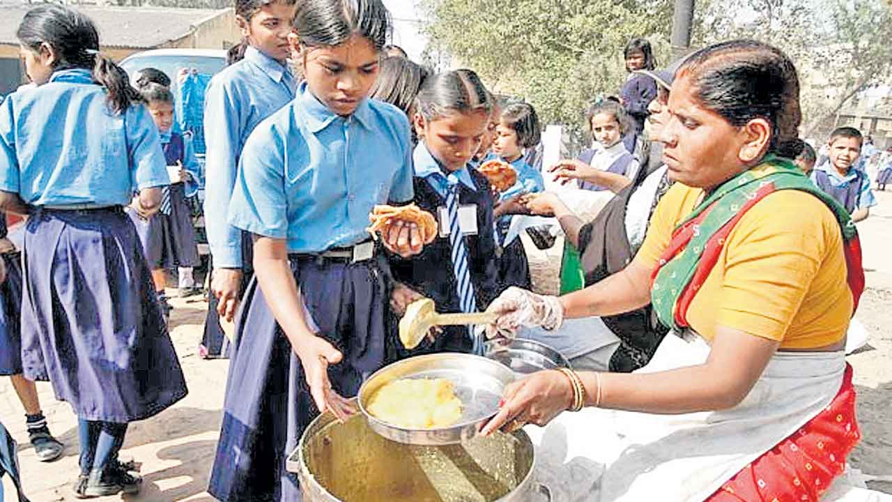 Mid Day Meal | కట్టెల పొయ్యిపై వండొద్దు.. బోర్‌ నీళ్లు వాడొద్దు.. అన్ని విద్యాసంస్థలకు కామన్‌ మెనూ