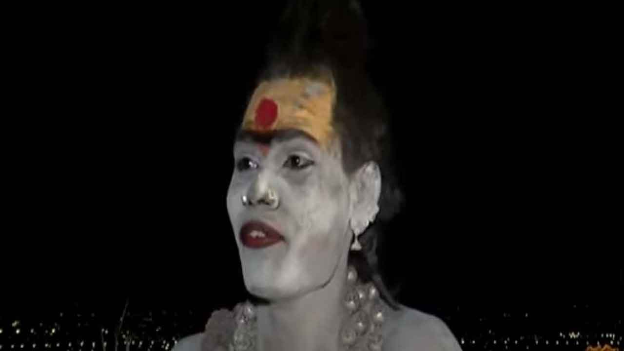 కొమురవెల్లిలో అఘోరి హల్‌చల్‌.. కత్తితో భక్తులపైకి దూసుకెళ్లి.. ద్వారాన్ని పగులగొట్టే యత్నం