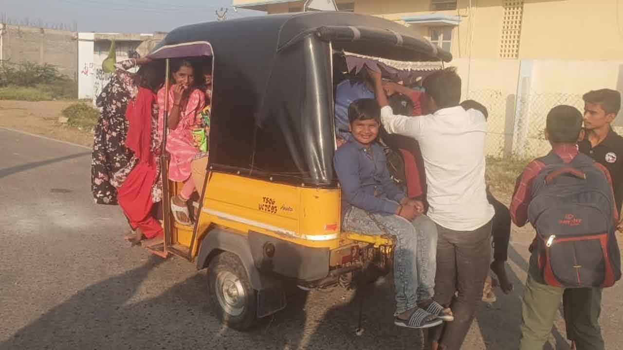 బస్సుల్లేక విద్యార్థుల అగచాట్లు