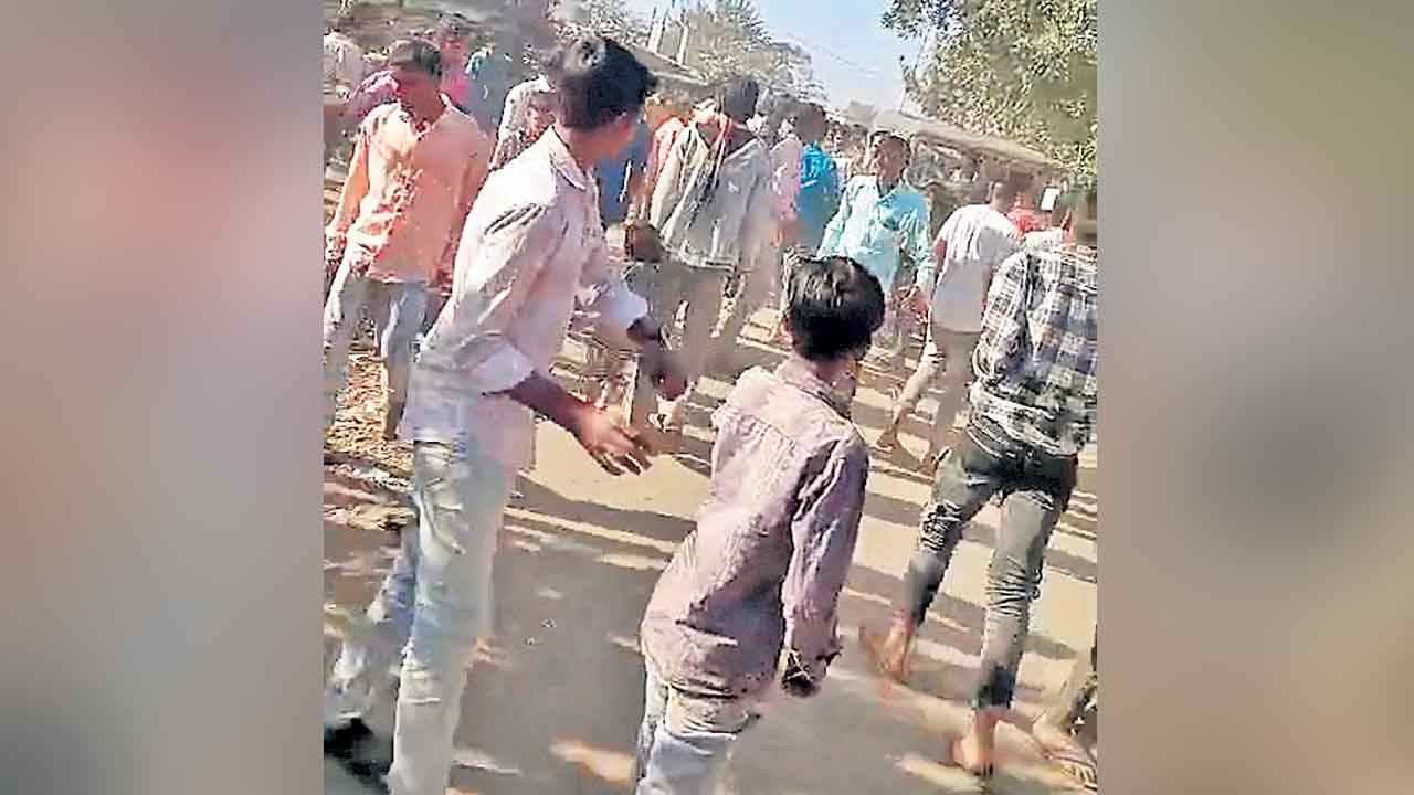 అటవీశాఖ అధికారులపై దాడి!