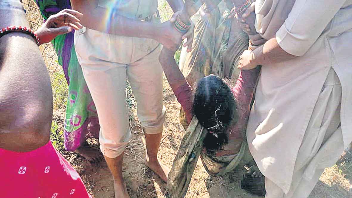 Mahadevpur | మహిళా రైతుపై పోలీసుల ప్రతాపం.. పరిహారం అడిగిన పాపానికి దౌర్జన్యం 