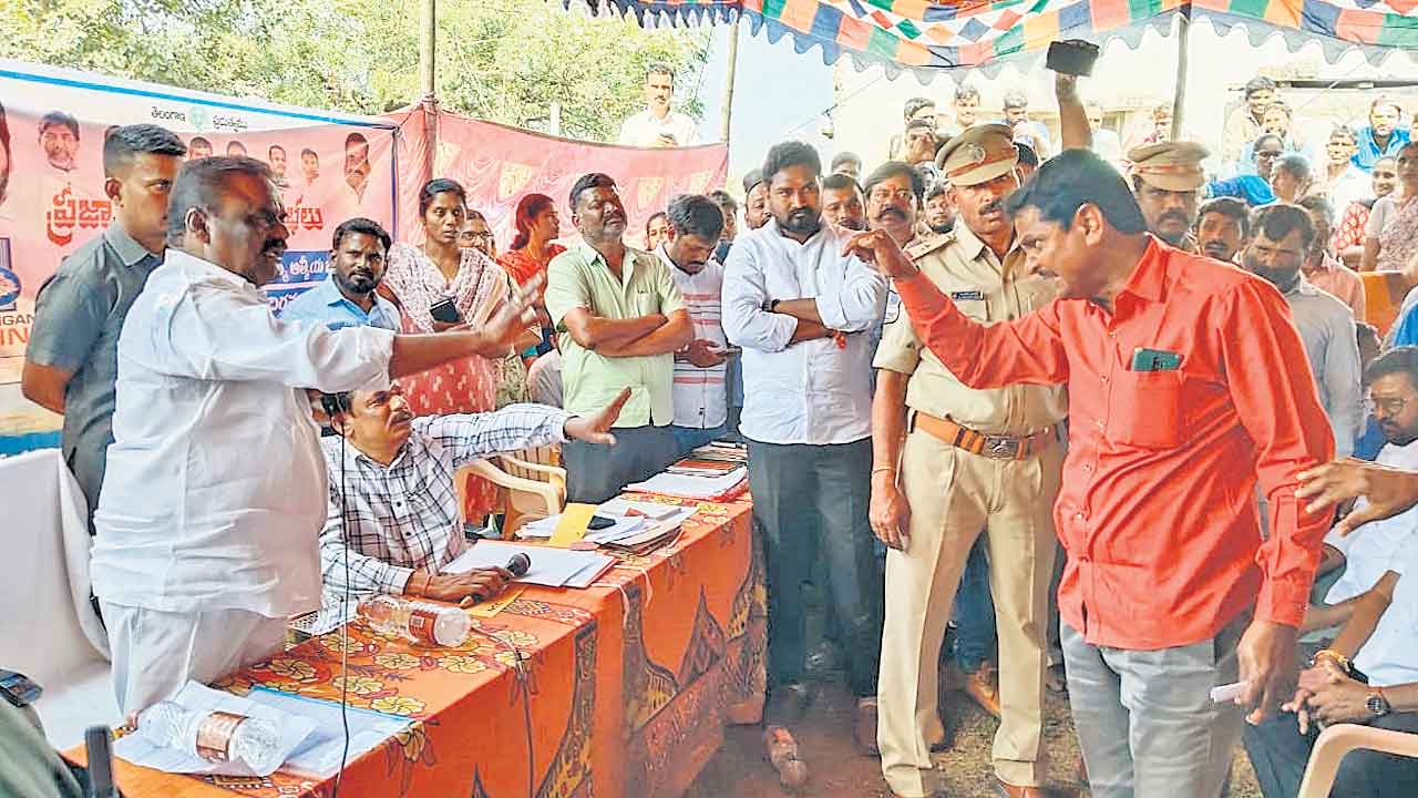 గ్రామసభ.. రసాభాస ఫొటోలు