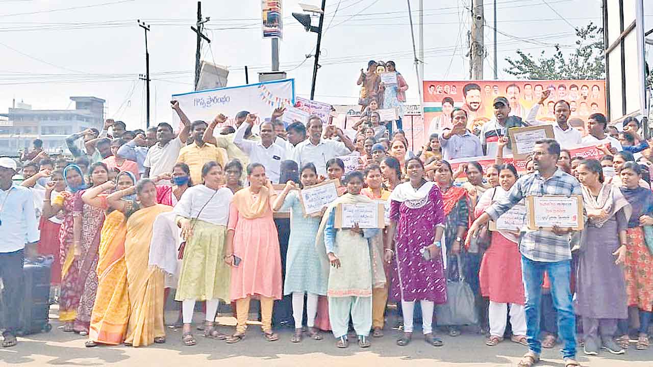 రోడ్లపైకి వచ్చినా స్పందించరా!