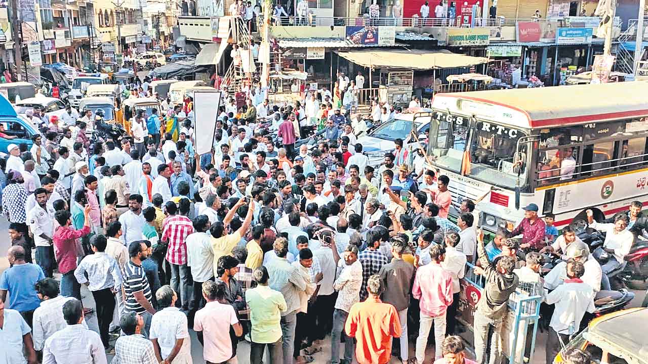 రోడ్డెక్కిన వేరుశనగ రైతులు