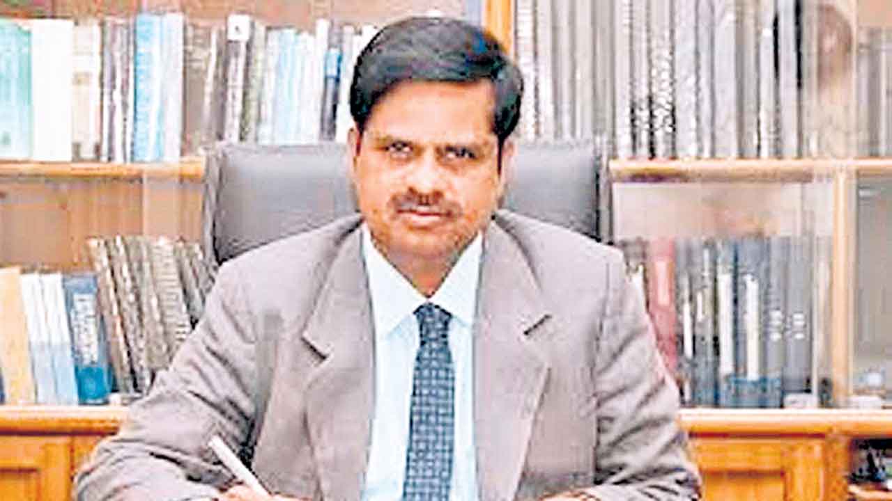 రూపాయి ఇవ్వరు.. మీ పెత్తనమేంది?