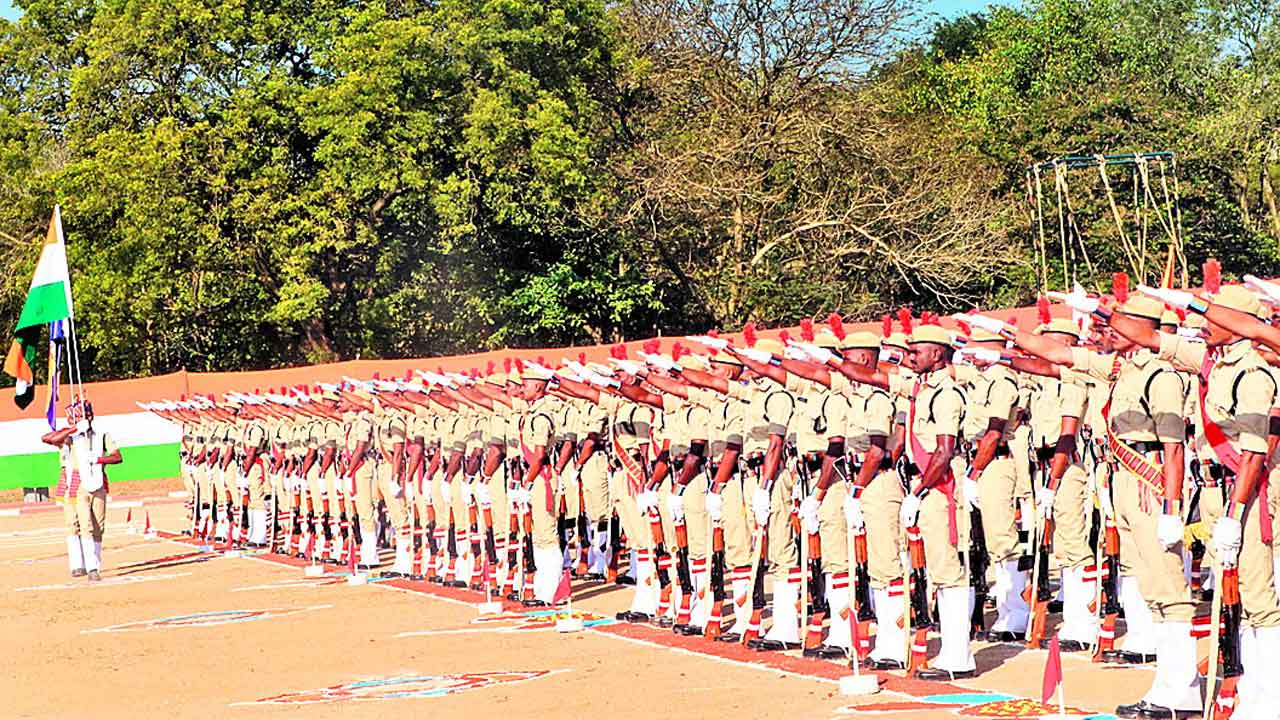 సమాజంలో పోలీసుల పాత్ర కీలకం