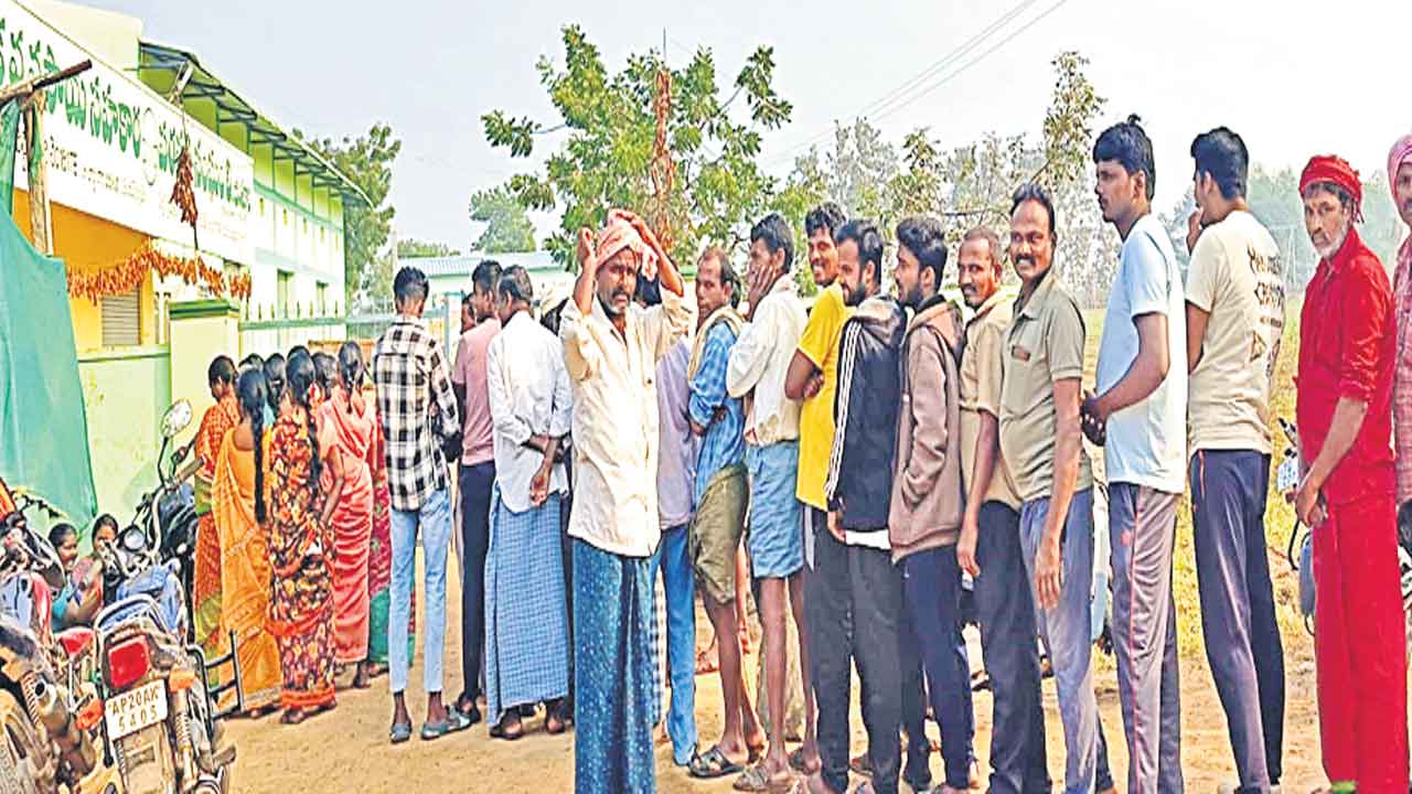 యూరియా కోసం బారులు