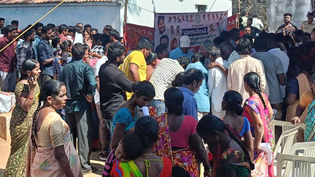 ఉద్యోగికి ఇందిరమ్మ ఇల్లు