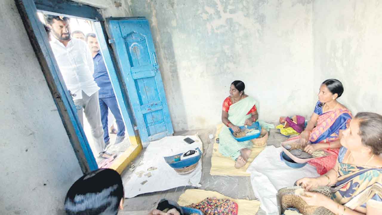 ఏం అవ్వా..పింఛన్‌ వస్తుందా..?