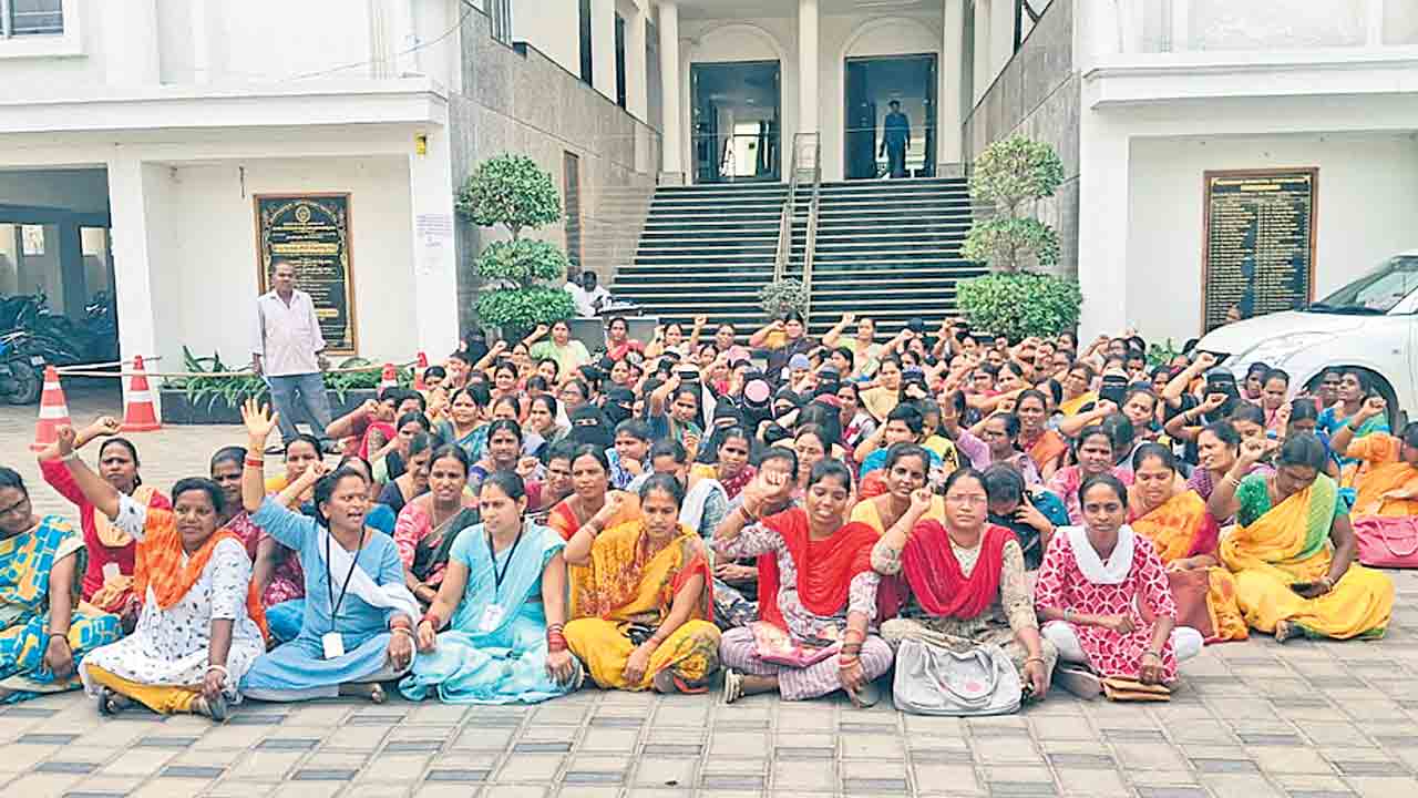 వేతనాలు చెల్లించాలని మెప్మా ఆర్పీల ధర్నా