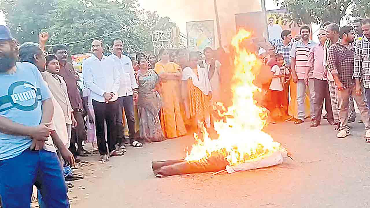 మధిరలో ‘భట్టి’ దిష్టిబొమ్మ దహనం