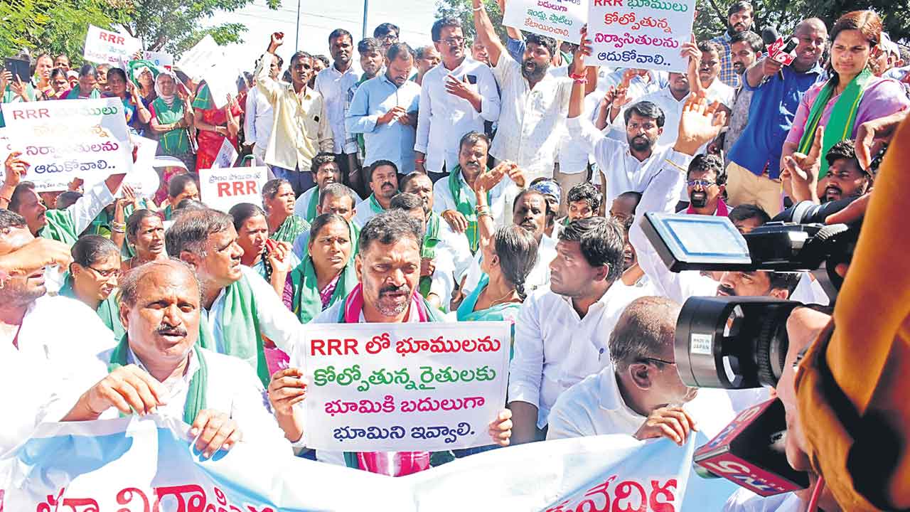 ట్రిపుల్‌ఆర్‌పై రైతులు ఫైర్‌