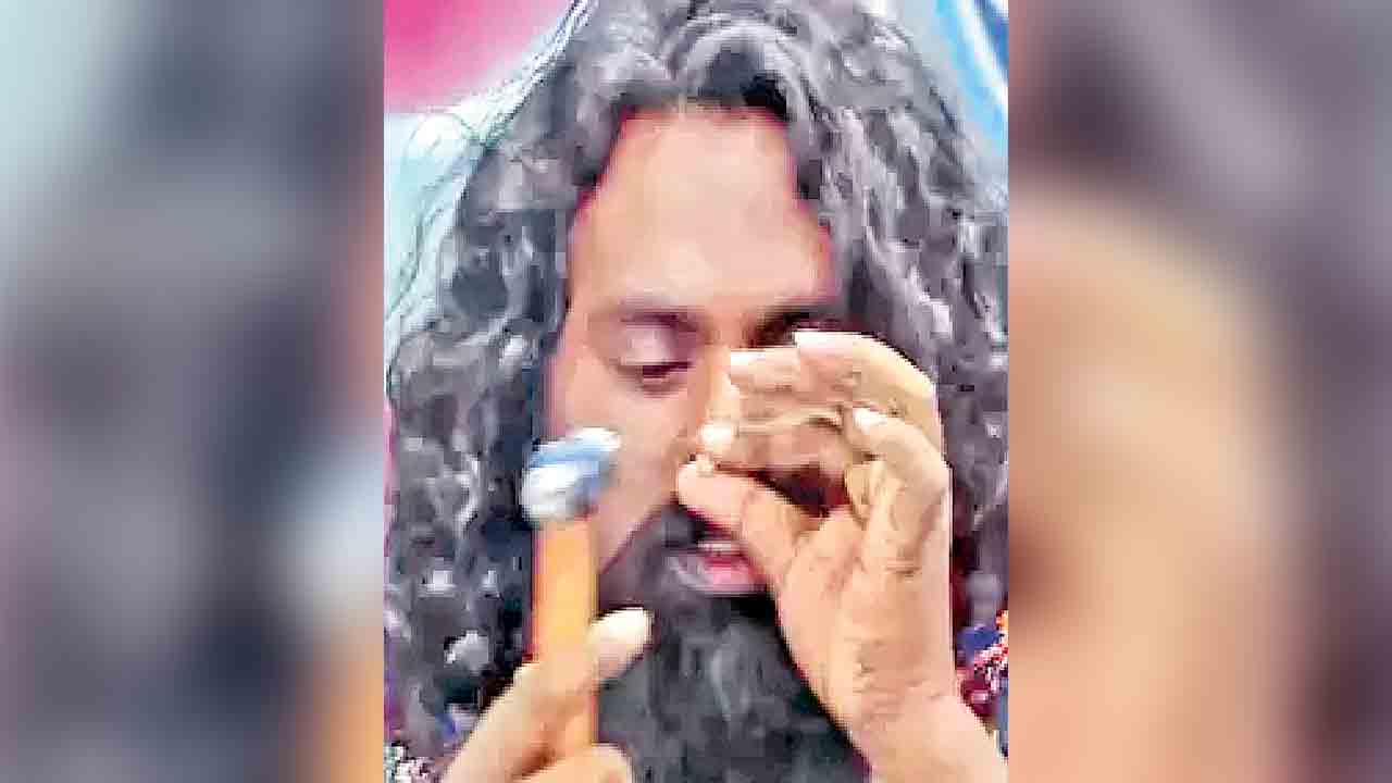 Kranthi Kumar | సుత్తితో ముక్కులోకి 22 మేకులు.. ప్రపంచ రికార్డును తిరగరాసిన తెలంగాణ యువకుడు