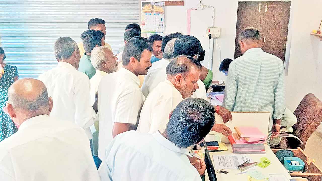 యూరియా కోసం రైతుల ఇక్కట్లు