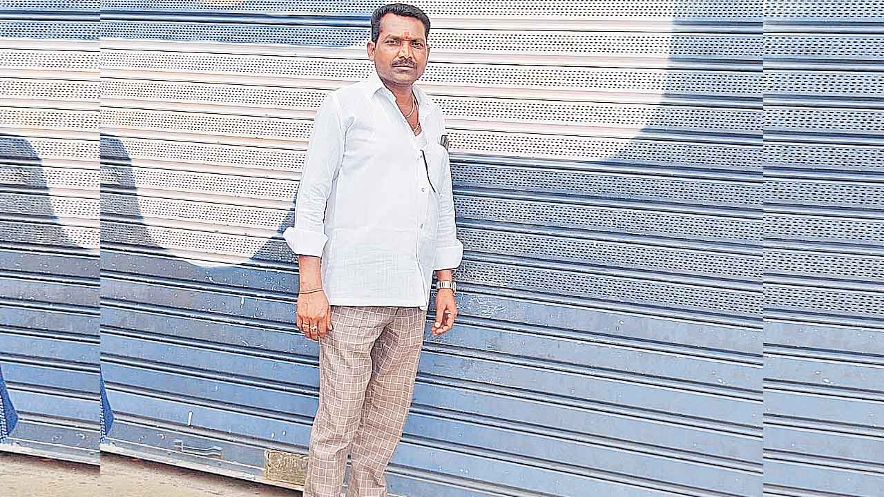 ఆర్థిక ఇబ్బందులతో ఆటోడ్రైవర్‌ ఆత్మహత్య