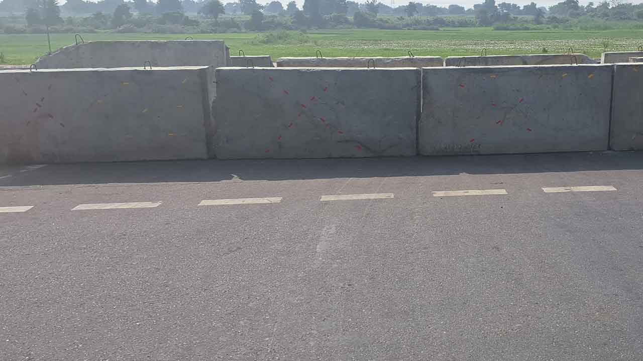 రహదారి వచ్చింది.. రోడ్డును మింగింది..