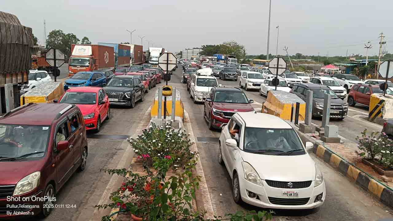 హైవేపై బారులుదీరిన వాహనాలు