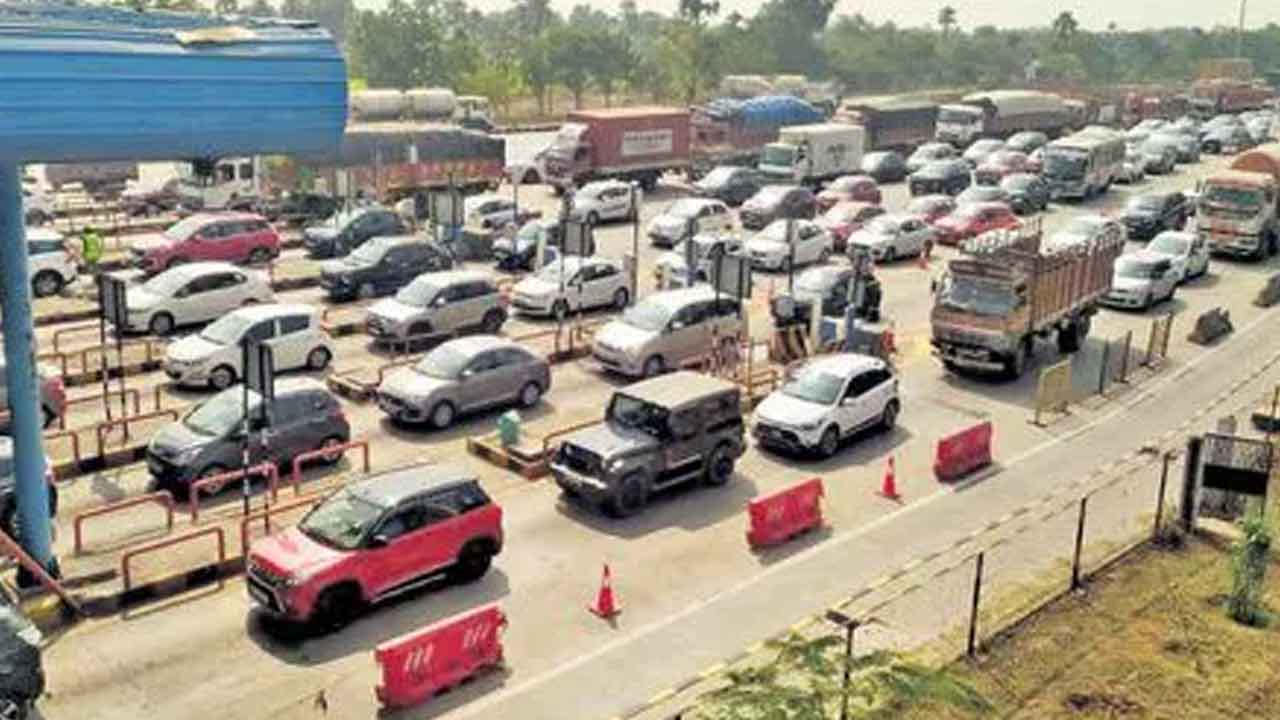 Sankranti | విజయవాడ హైవేపై వాహనాల రద్దీ.. మూడు రోజుల్లో ఏపీ వైపు ఎన్ని లక్షల వాహనాలు వెళ్లాయంటే?