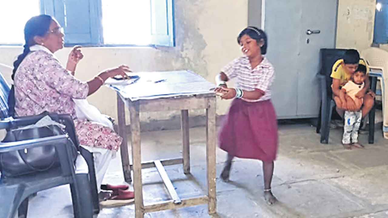 ఇద్దరు విద్యార్థులు.. ఒక టీచర్‌