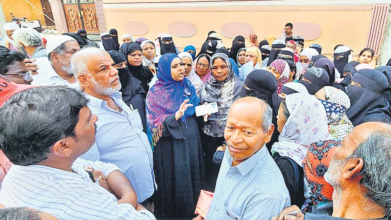 Hyderabad | 500 ఇస్తేనే ఇందిరమ్మ ఇండ్ల దరఖాస్తులు పరిశీలన.. అధికారుల తీరుపై ప్రజల ఆగ్రహం