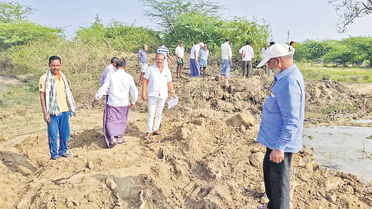 పట్టా భూమిలో అక్రమంగా రోడ్డు