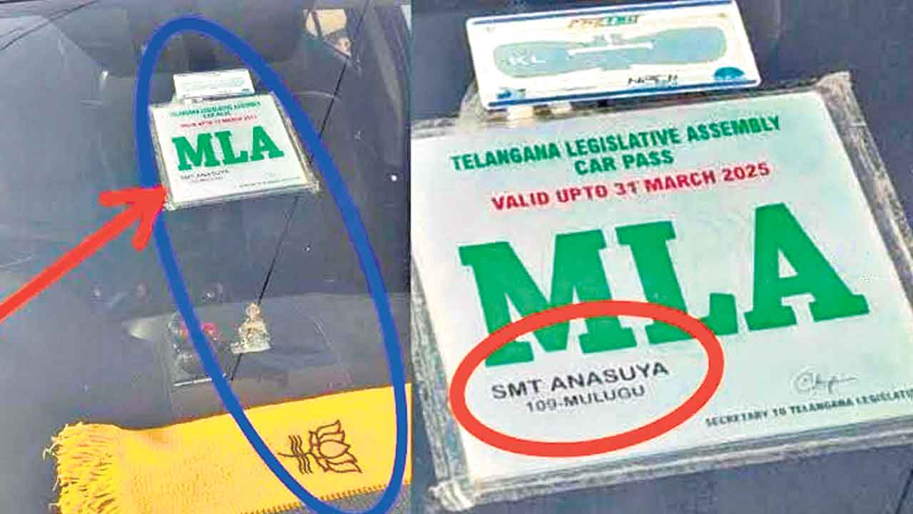 సీతక్క పేరుతో స్టిక్కర్‌… కారులో బీజేపీ కండువా!