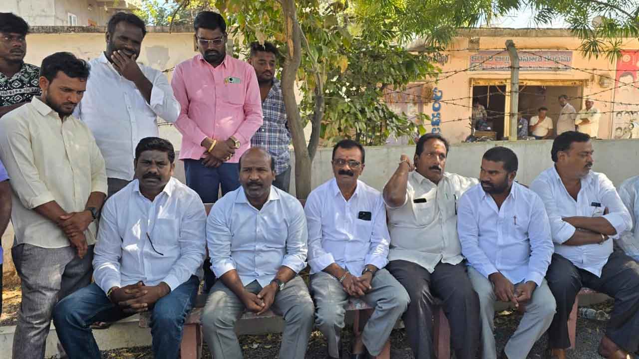 పోలీస్‌ స్టేషన్‌లో మాజీ ఎమ్మెల్యే చిరుమర్తి నిరసన