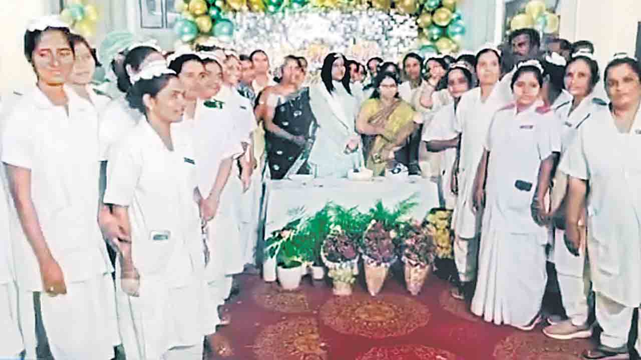 అటు ఆర్తనాదాలు.. ఇటు ఆనందోత్సాహాలు