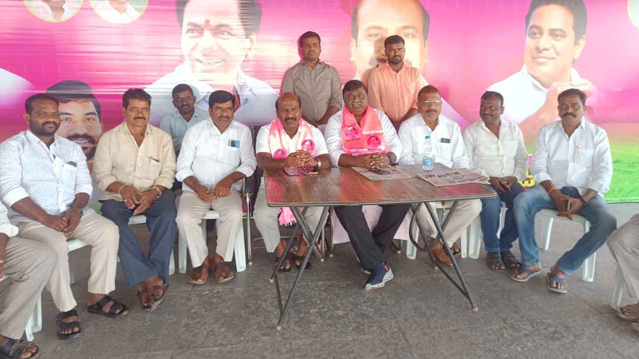 రైతుల పక్షాన ధర్నా చేసే హక్కు లేదా?