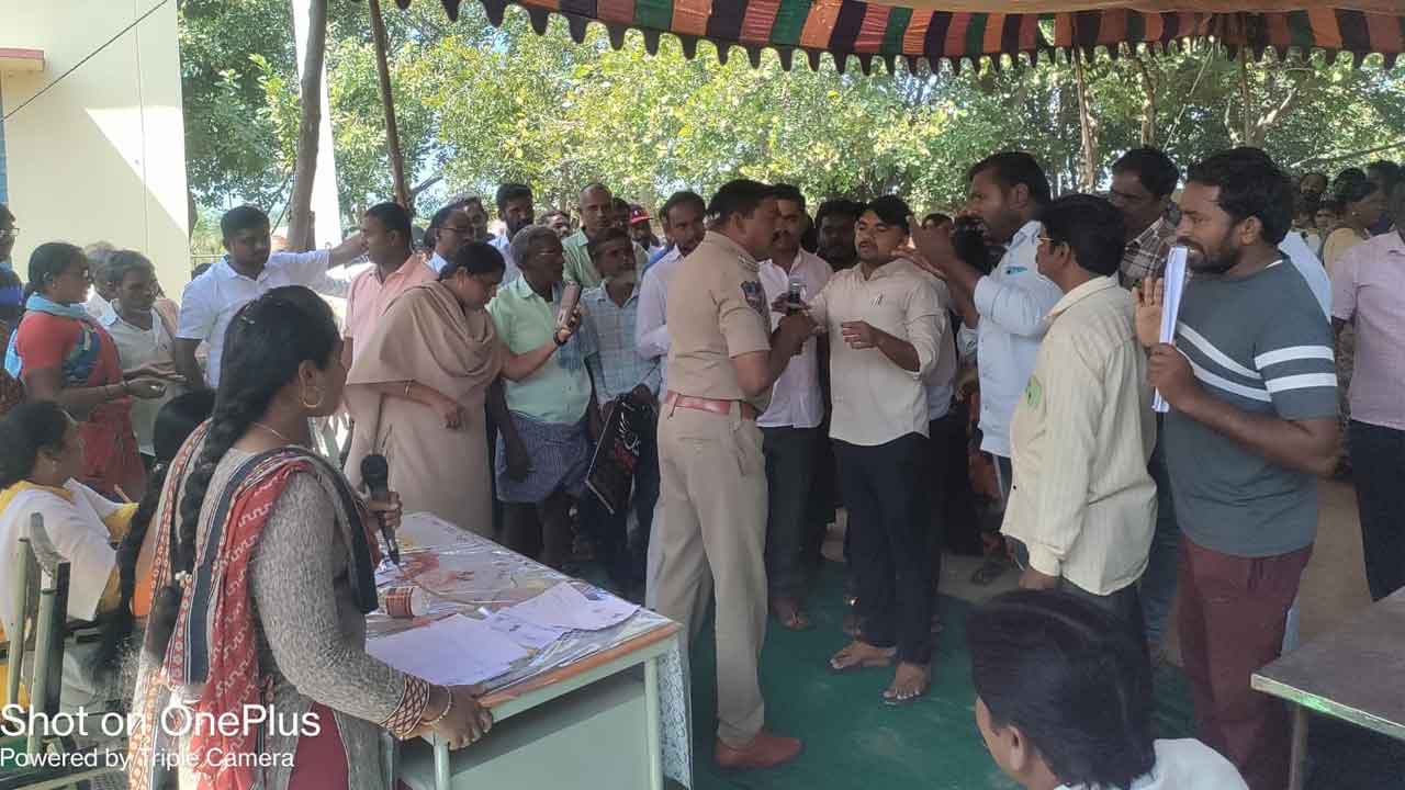 గ్రామసభలో రచ్చరచ్చ