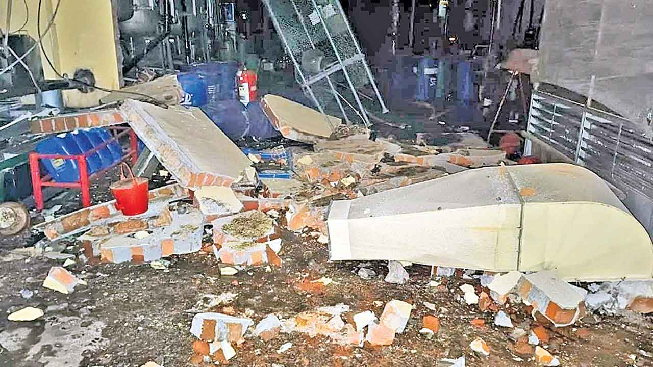 పరిశ్రమలో పేలిన రియాక్టర్‌