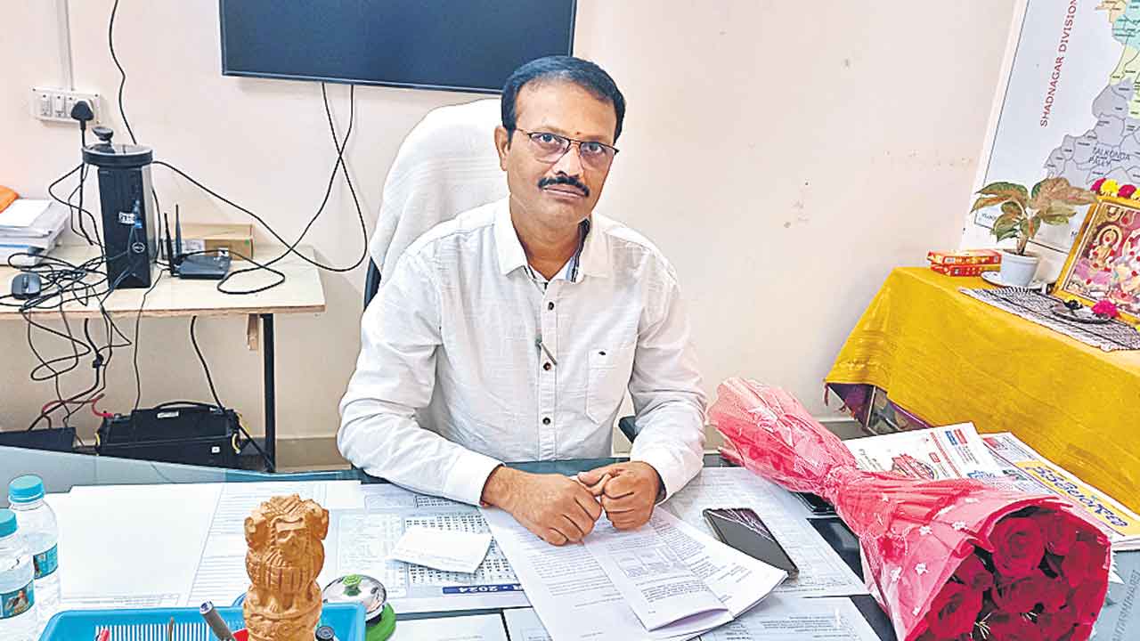 ప్లాట్లు ఇచ్చే రైతుల జాబితా.. గ్రామపంచాయతీల్లో..