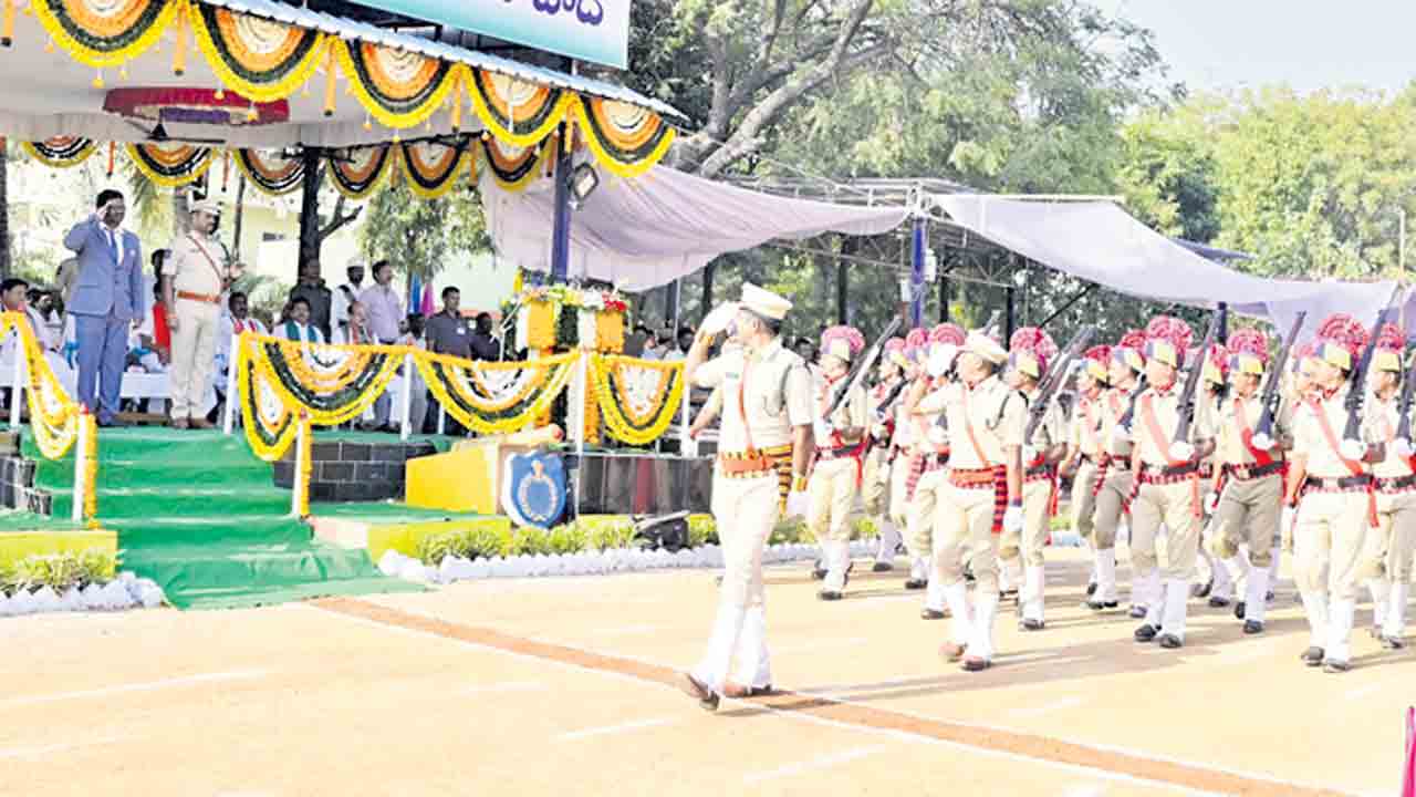 రెపరెపలాడిన మువ్వన్నెల జెండా