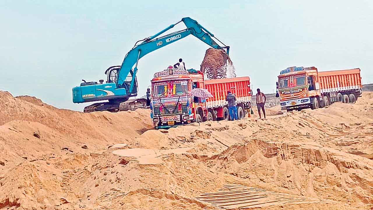 కాగ్నాను తోడేస్తుండ్రు.. యధేచ్ఛగా ఇసుక అక్రమ రవాణ