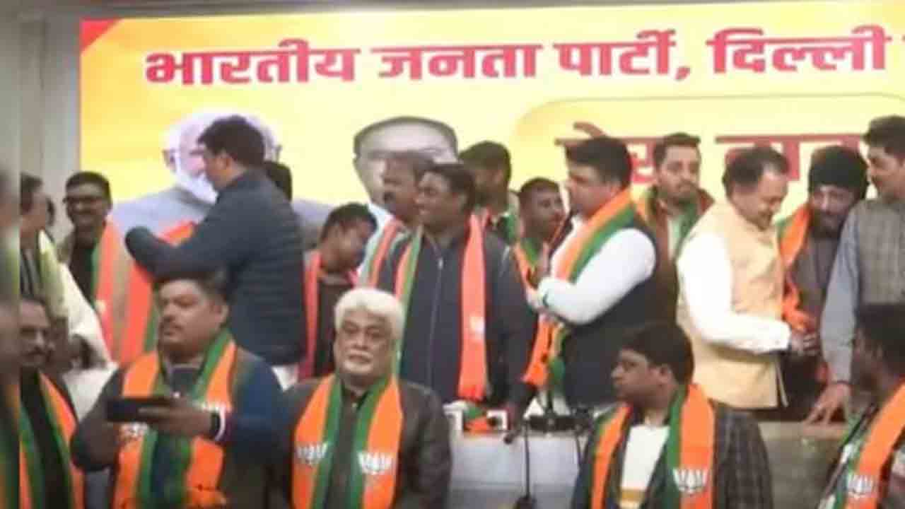 AAP Leaders Join BJP | ఢిల్లీ ఎన్నికల ముందు ఆప్‌కు షాక్‌.. బీజేపీలో చేరిన ఆ పార్టీ నేతలు