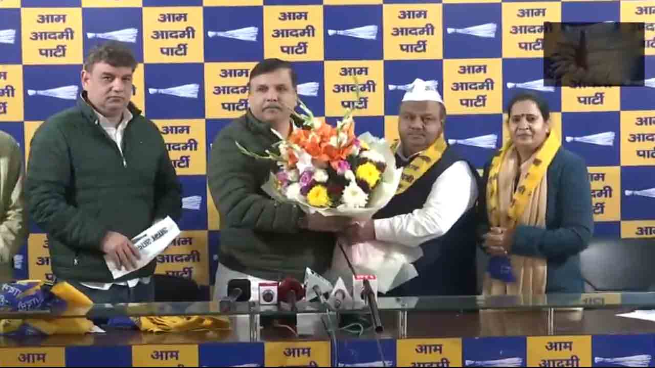 AAP joinings | సతీసమేతంగా ఆమ్‌ఆద్మీ పార్టీలోకి బీఎస్పీ నేత.. Video