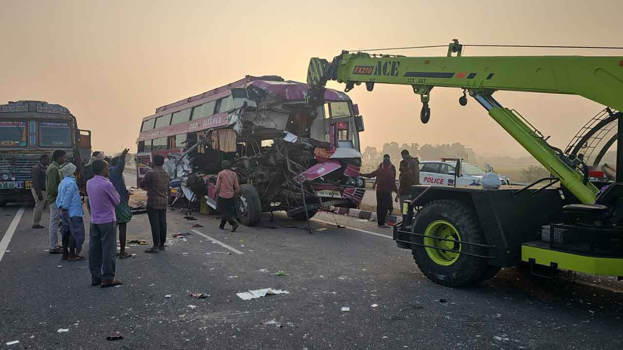 Suryapet | సూర్యాపేట జిల్లాలో ఘోర రోడ్డు ప్రమాదం.. లారీని ఢీ కొన్న ట్రావెల్‌ బస్సు నలుగురు మృతి