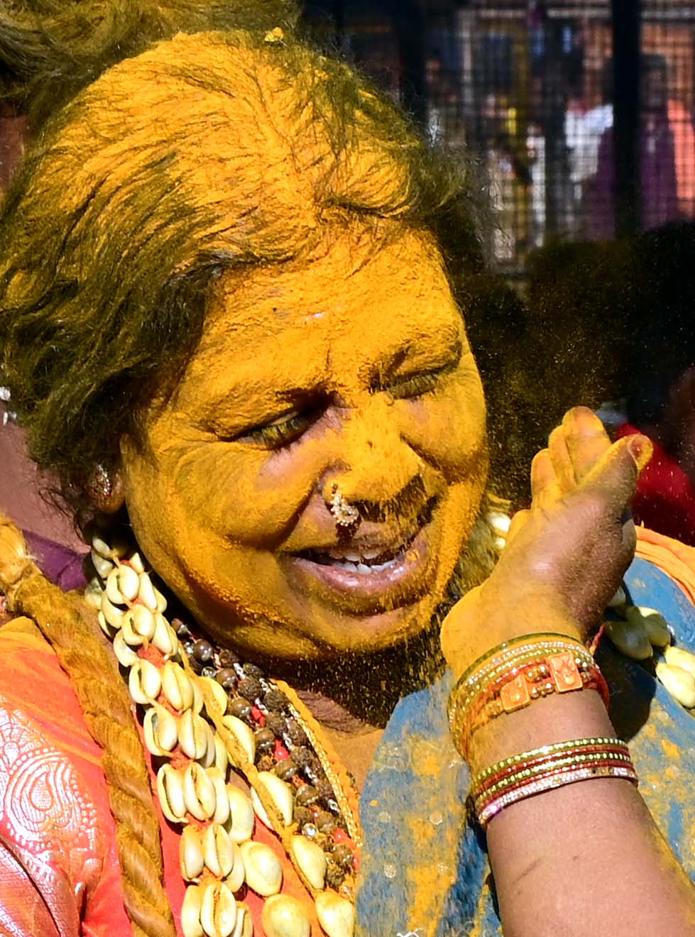 పసుపు బండారి పూసుకుంటున్న భక్తురాలు