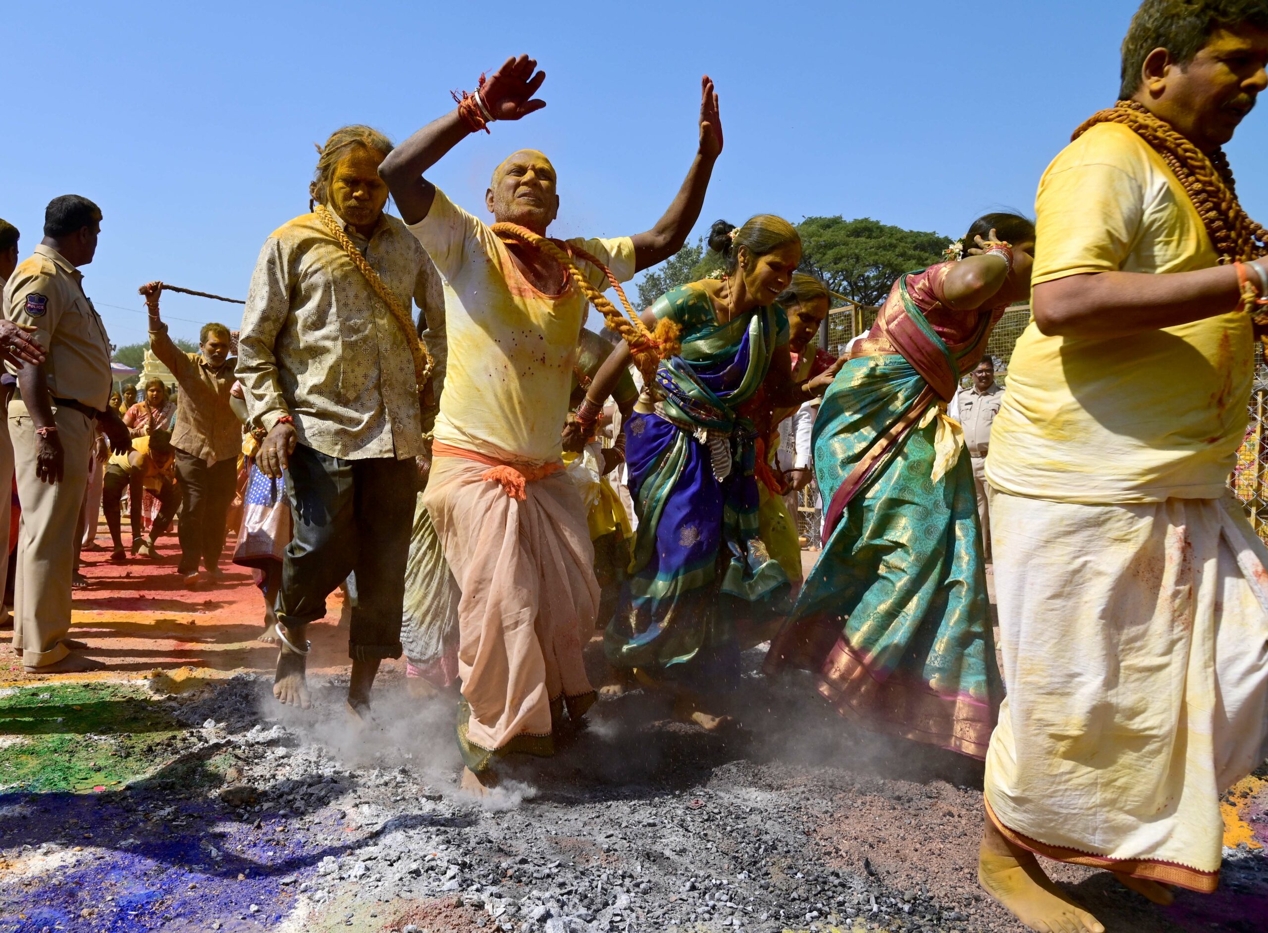 అగ్నిగుండాలలో పాల్గొన్న భక్తులు