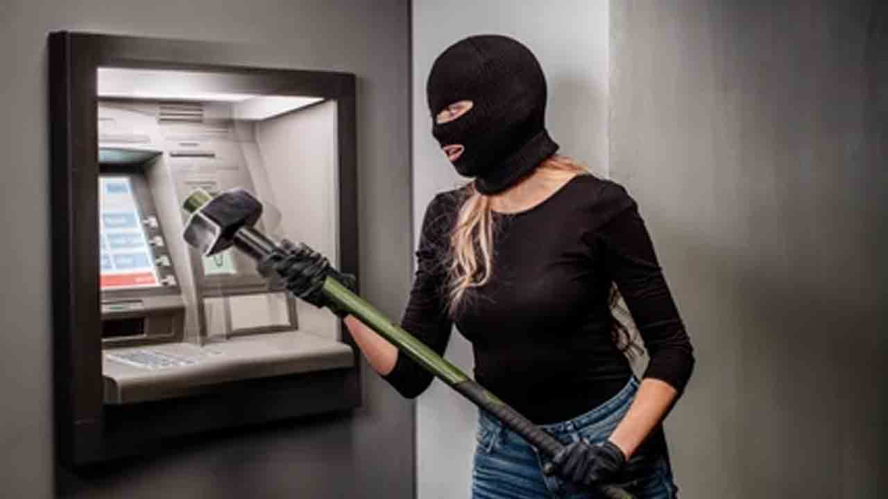 Hyderabad | రూ. 21వేలు తక్కువగా ఉన్నాయని.. ఏటీఎం డిపాజిట్‌ మెషీన్‌ను ధ్వంసం చేసిన గృహిణి