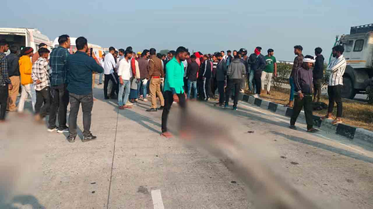 Accident | ఘోర ప్రమాదం.. కుంభమేళా భక్తులతో వెళ్తున్న వాహనాన్ని ఢీ కొట్టిన ట్రక్కు.. పలువురు మృతి