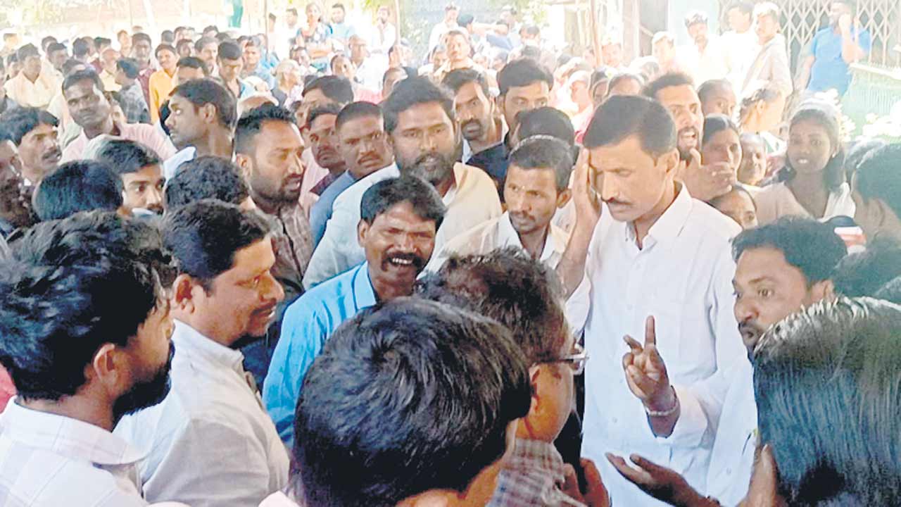 డే-1 నిరసనలు.. నిలదీతలు