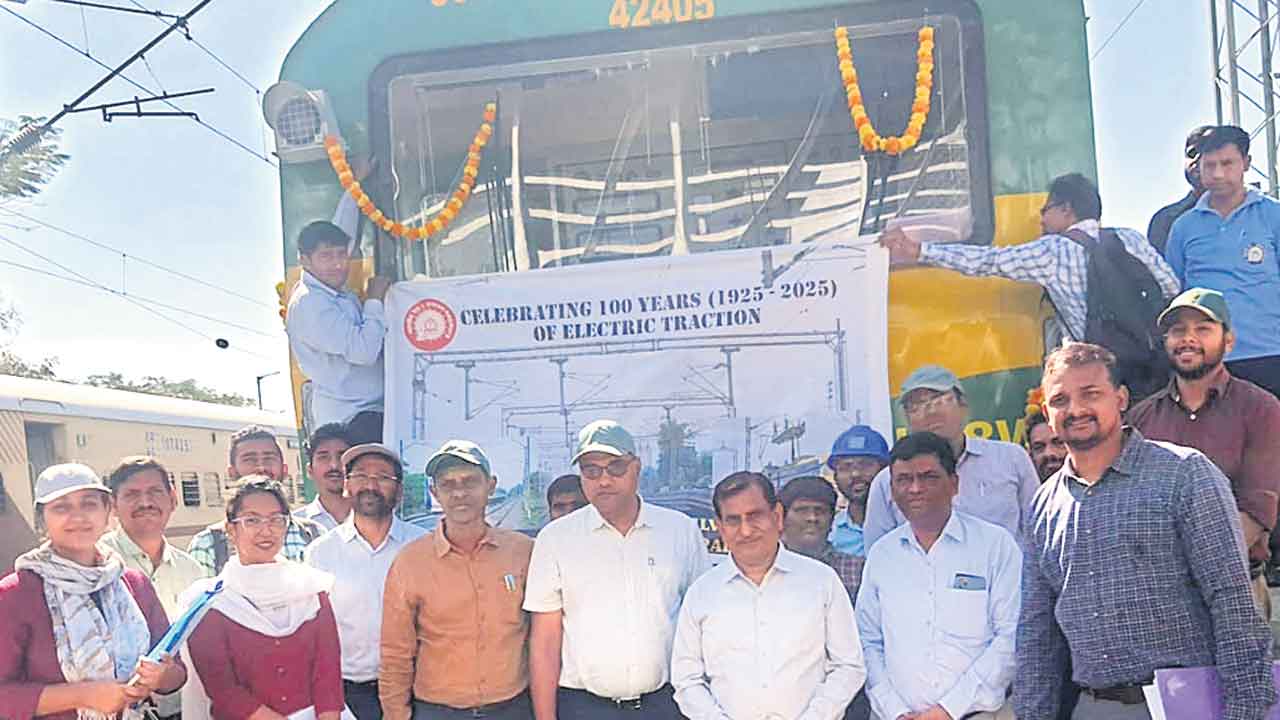 పరుగులు తీసిన ఎలక్ట్రిక్‌ ఇంజిన్‌