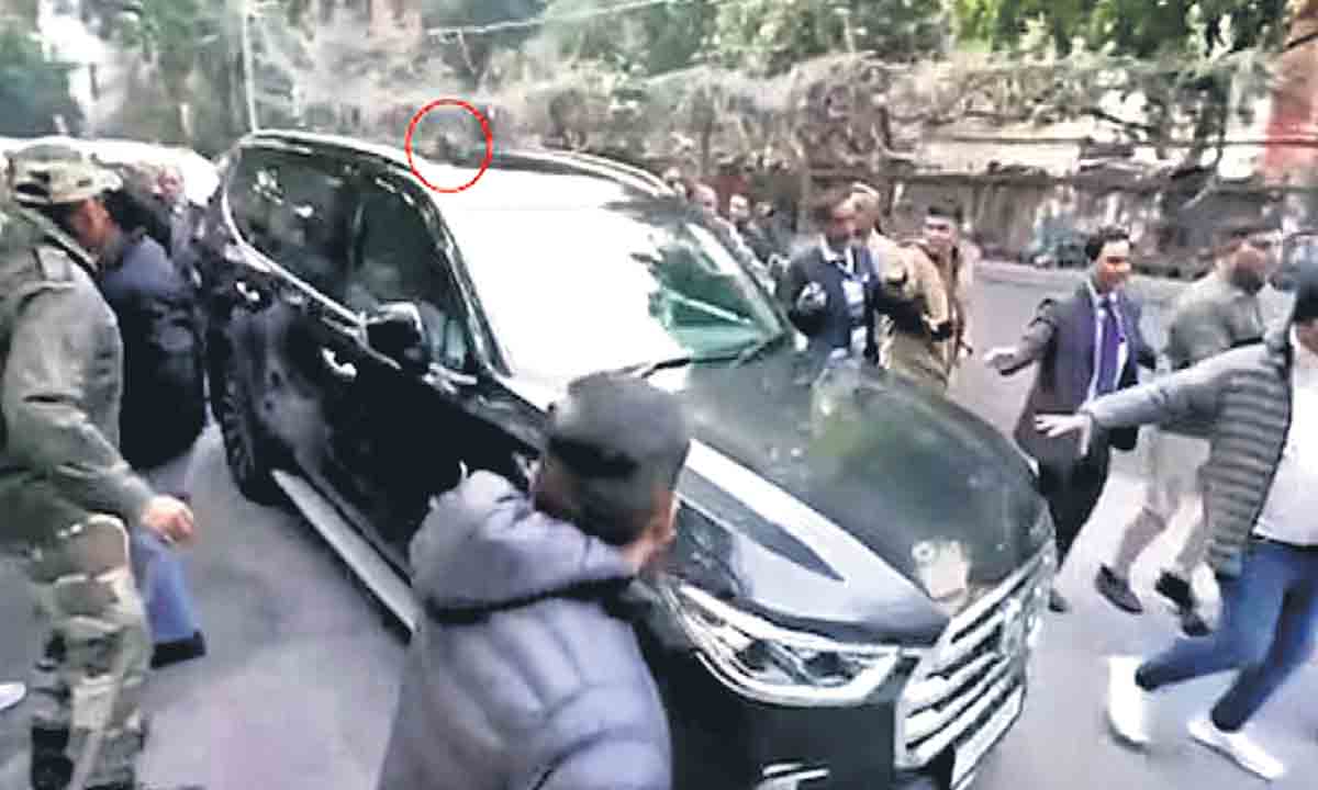 కేజ్రీవాల్‌ కాన్వాయ్‌పై రాళ్ల దాడి